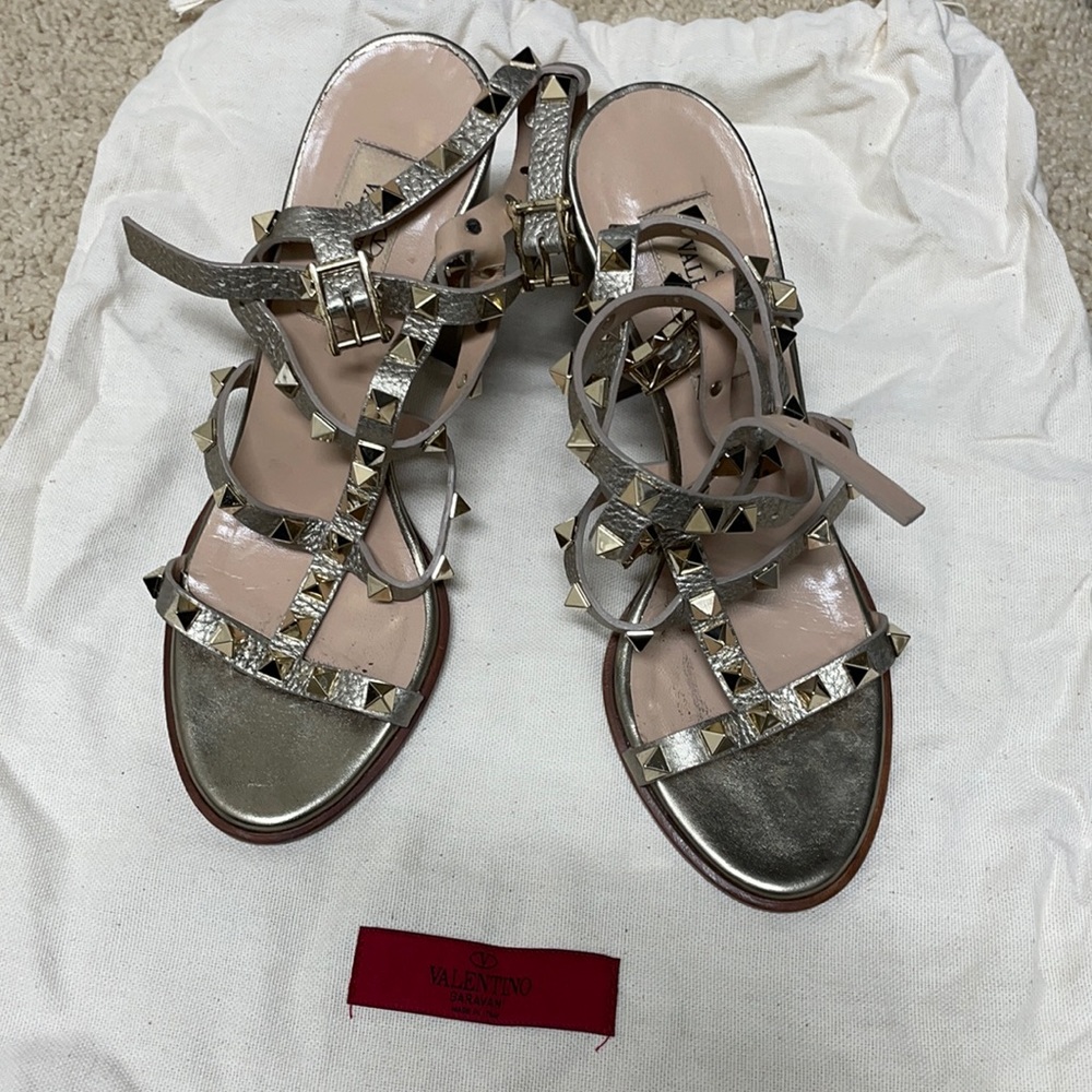 ROCKSTUD METALLIC LEATHER ANKLE STRAP SANDAL 90 MM